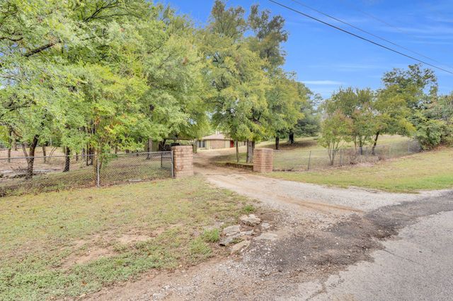 2016 Adams Lane S, Azle, TX 76020