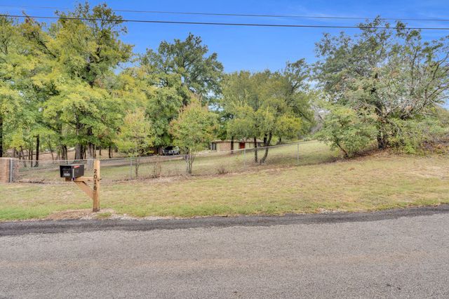 2016 Adams Lane S, Azle, TX 76020