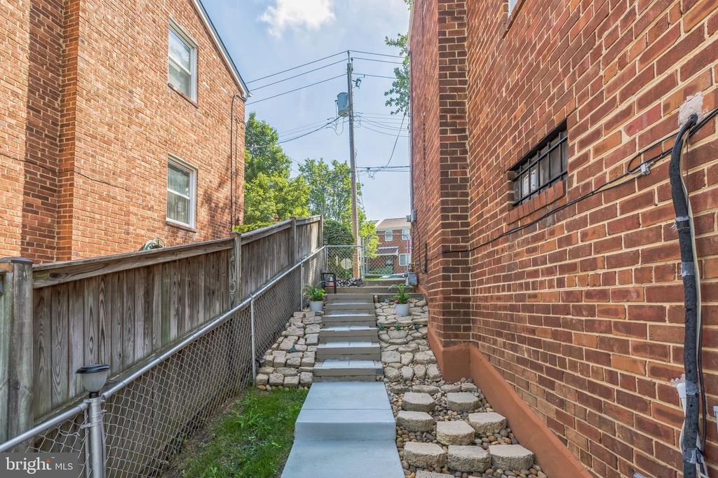 707 HILLTOP TER SE, Washington, DC 20019