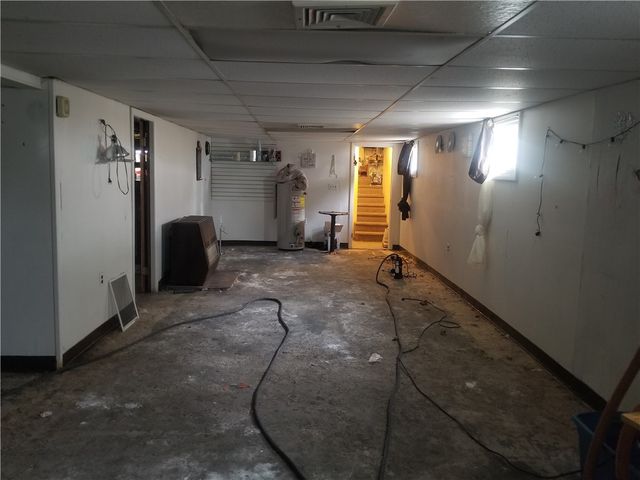 27 Hillcrest Avenue, Pawtucket, RI 02860