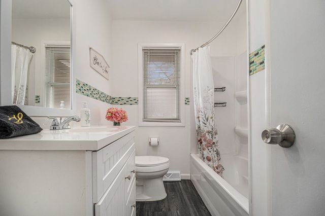 3804 Grove Avenue, Mchenry, IL 60050