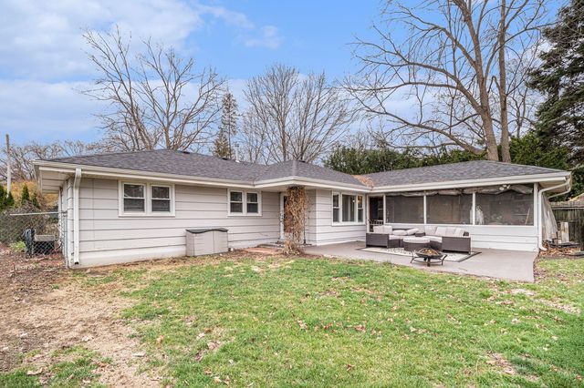 3804 Grove Avenue, Mchenry, IL 60050