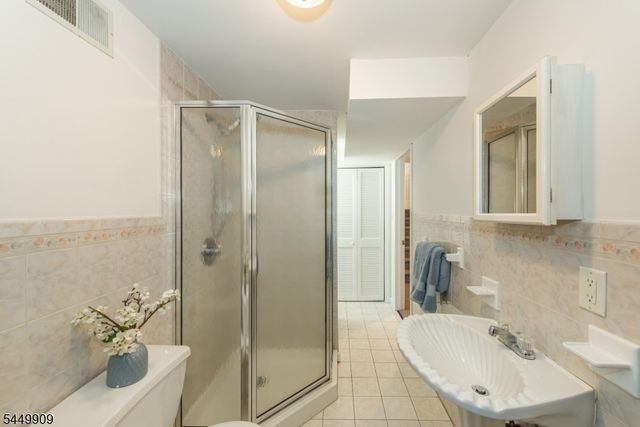 8 Judith Pl, Wayne Twp., NJ 07470
