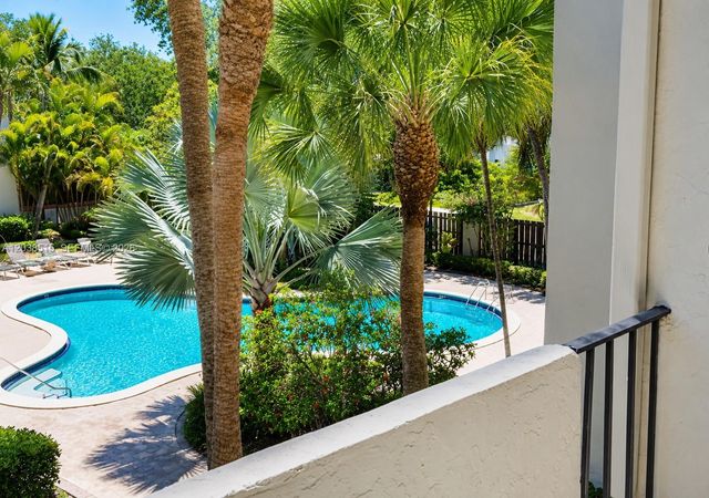6904 N Kendall Drive F305, Pinecrest, FL 33156