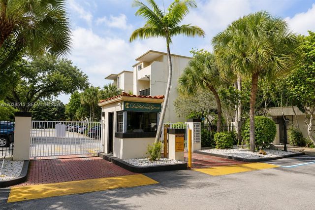 6904 N Kendall Drive F305, Pinecrest, FL 33156