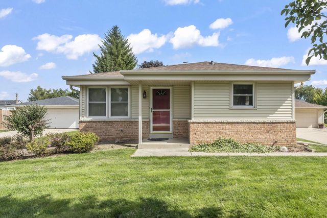 314 Sunset DRIVE, Pewaukee, WI 53072
