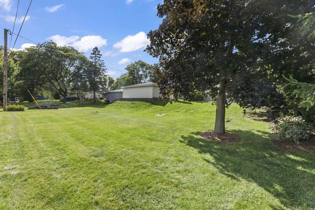 314 Sunset DRIVE, Pewaukee, WI 53072