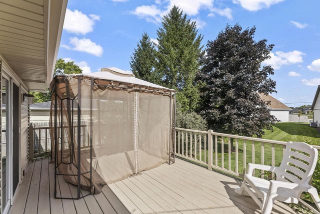 314 Sunset DRIVE, Pewaukee, WI 53072