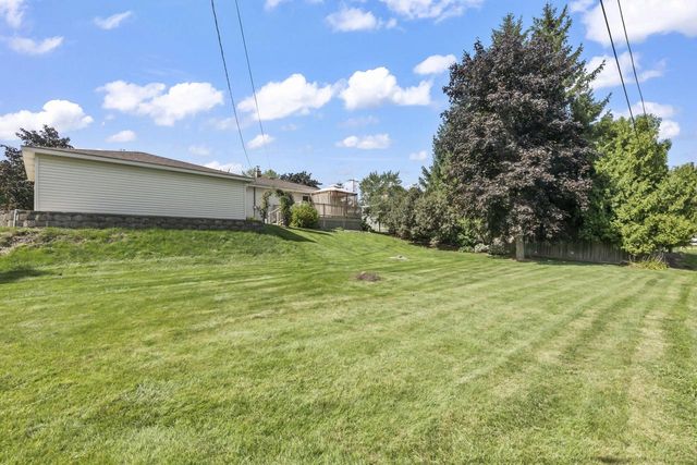 314 Sunset DRIVE, Pewaukee, WI 53072