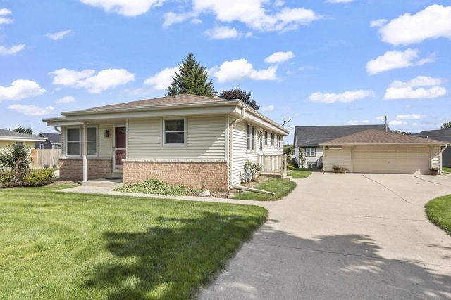 314 Sunset DRIVE, Pewaukee, WI 53072