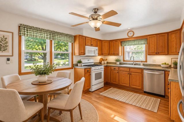 314 Sunset DRIVE, Pewaukee, WI 53072