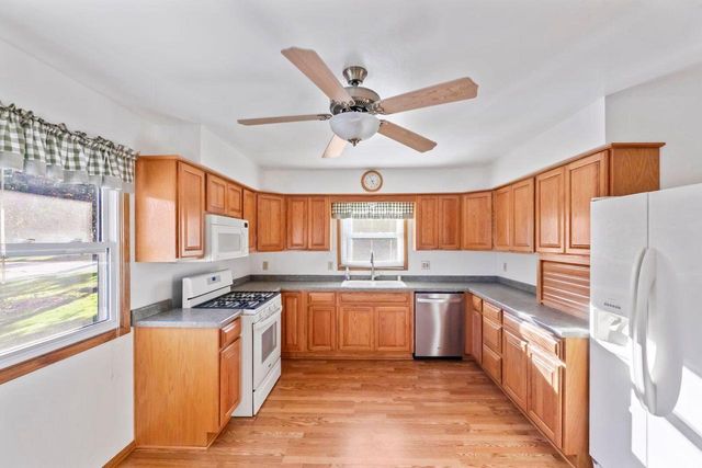 314 Sunset DRIVE, Pewaukee, WI 53072