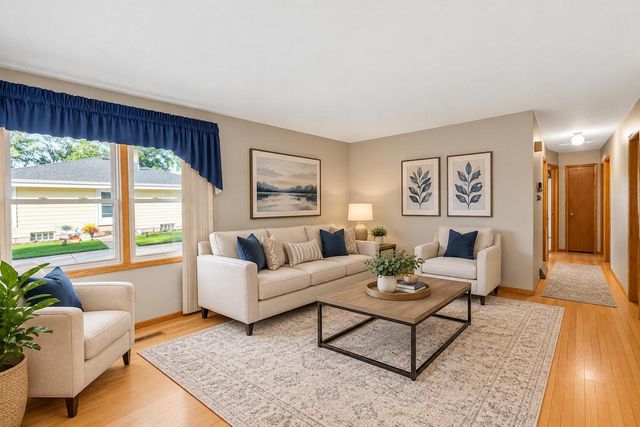314 Sunset DRIVE, Pewaukee, WI 53072