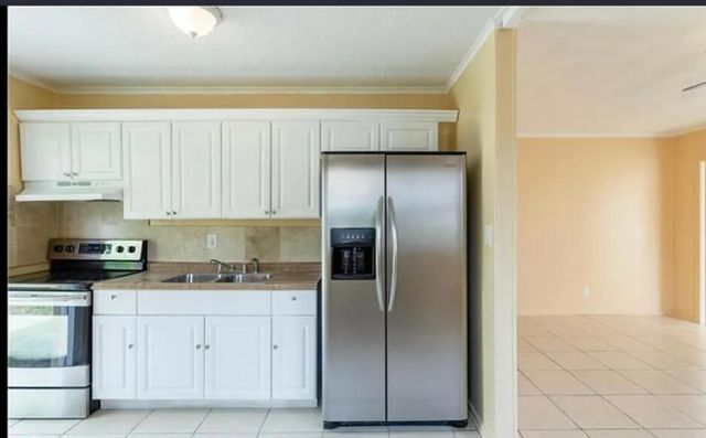 808 W 4th Street W, Riviera Beach, FL 33404