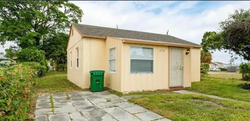 808 W 4th Street W, Riviera Beach, FL 33404