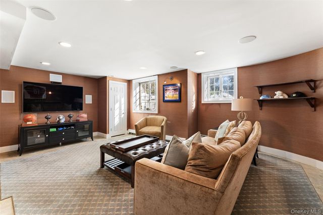 7 Lenox Place, Scarsdale, NY 10583