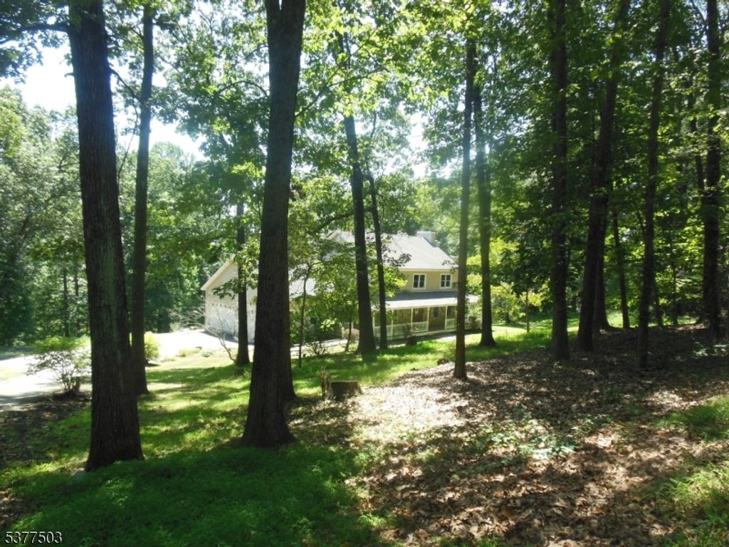 Image 1 of property listing at 162 Cherry Tree Bend Rd, Mansfield Twp., NJ 07865