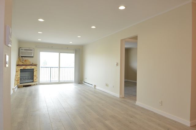826 E Old Willow Road 206, Prospect Heights, IL 60070