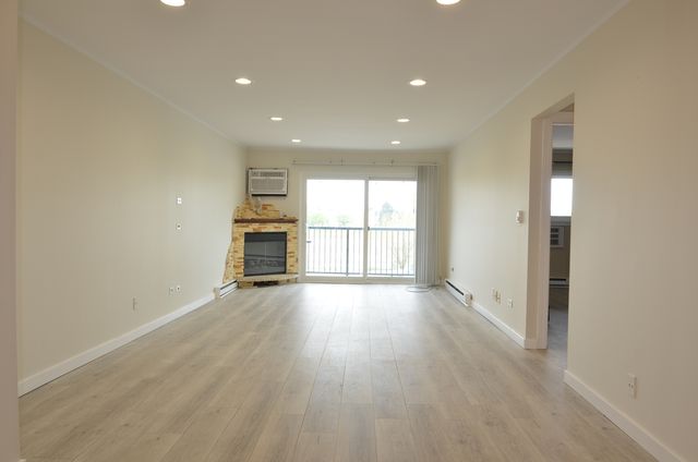 826 E Old Willow Road 206, Prospect Heights, IL 60070