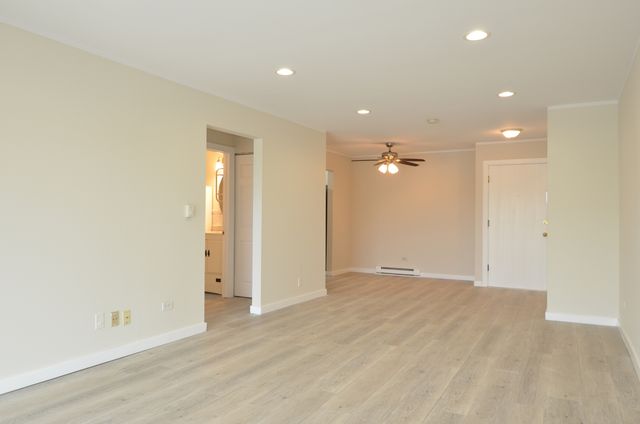 826 E Old Willow Road 206, Prospect Heights, IL 60070