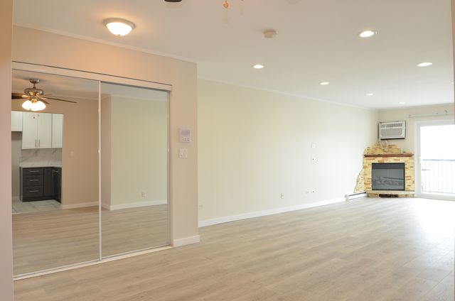 826 E Old Willow Road 206, Prospect Heights, IL 60070