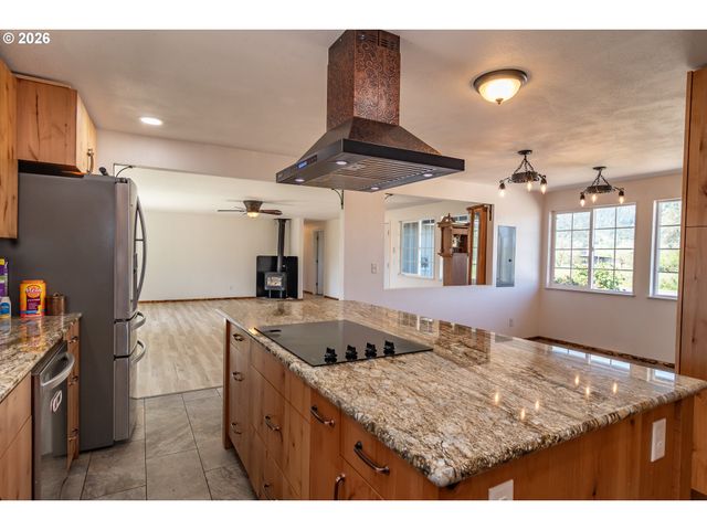 184 CHADWICK Ln, Myrtle Creek, OR 97457