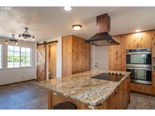 184 CHADWICK Ln, Myrtle Creek, OR 97457