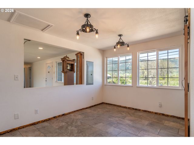 184 CHADWICK Ln, Myrtle Creek, OR 97457