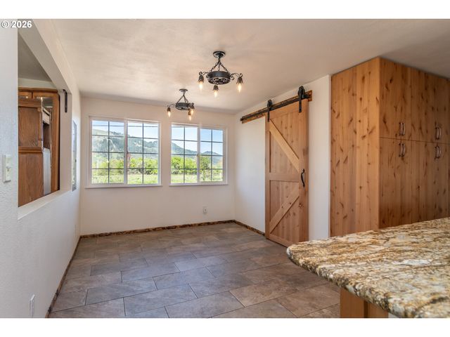 184 CHADWICK Ln, Myrtle Creek, OR 97457