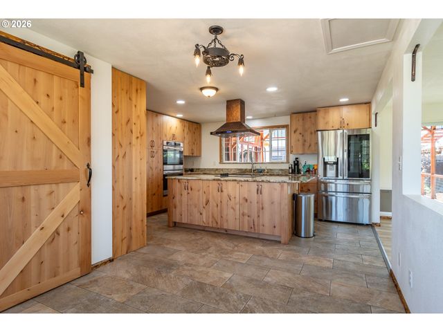 184 CHADWICK Ln, Myrtle Creek, OR 97457