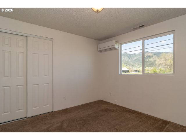 184 CHADWICK Ln, Myrtle Creek, OR 97457