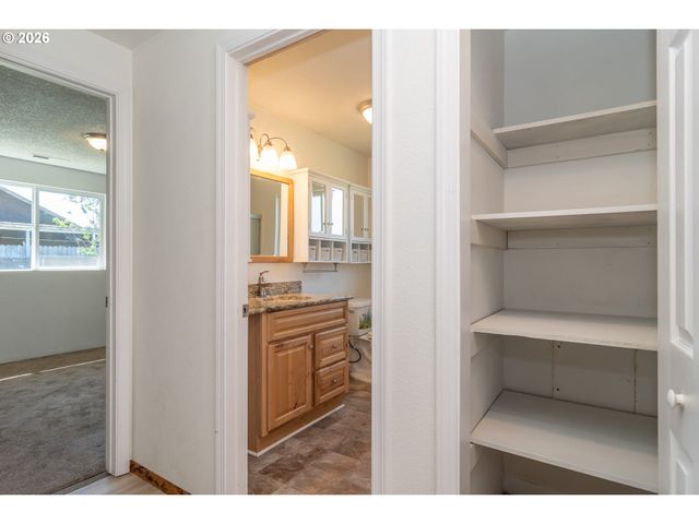 184 CHADWICK Ln, Myrtle Creek, OR 97457