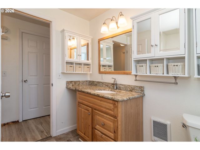 184 CHADWICK Ln, Myrtle Creek, OR 97457