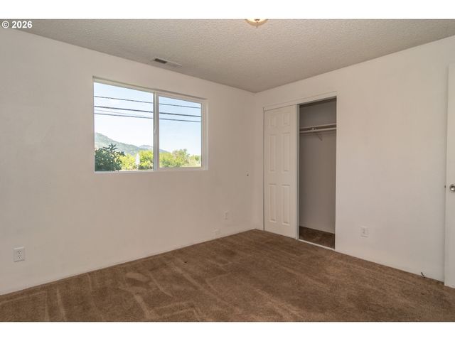 184 CHADWICK Ln, Myrtle Creek, OR 97457