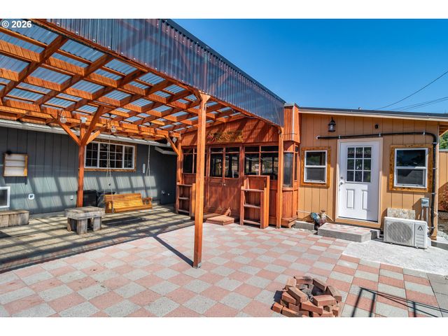 184 CHADWICK Ln, Myrtle Creek, OR 97457