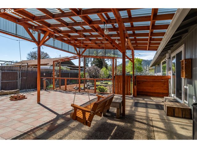 184 CHADWICK Ln, Myrtle Creek, OR 97457