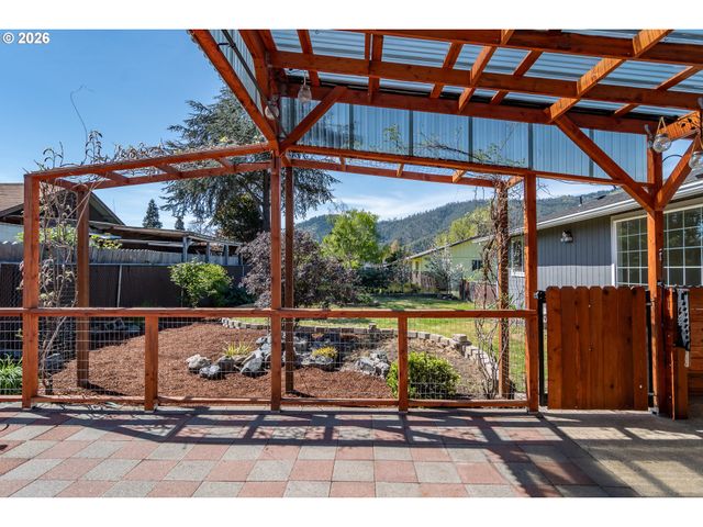 184 CHADWICK Ln, Myrtle Creek, OR 97457