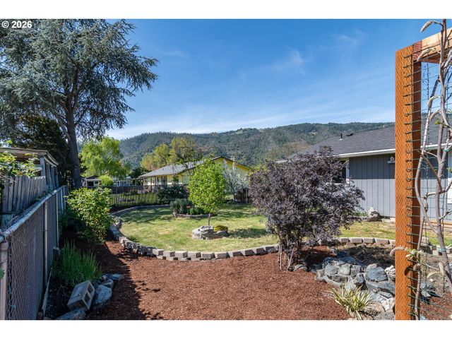 184 CHADWICK Ln, Myrtle Creek, OR 97457