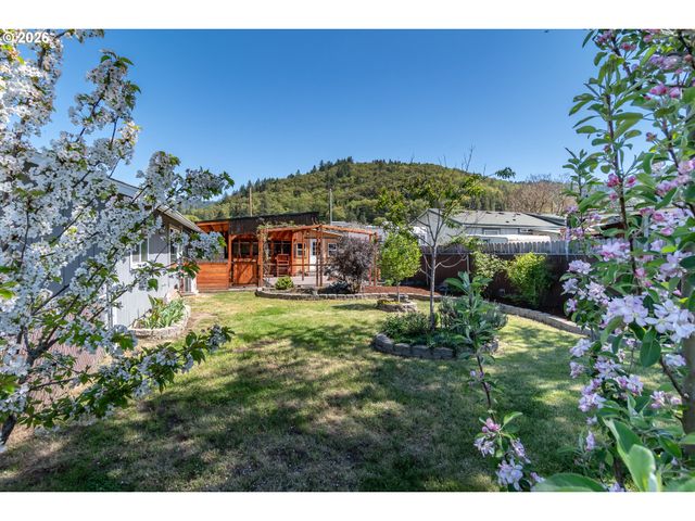 184 CHADWICK Ln, Myrtle Creek, OR 97457