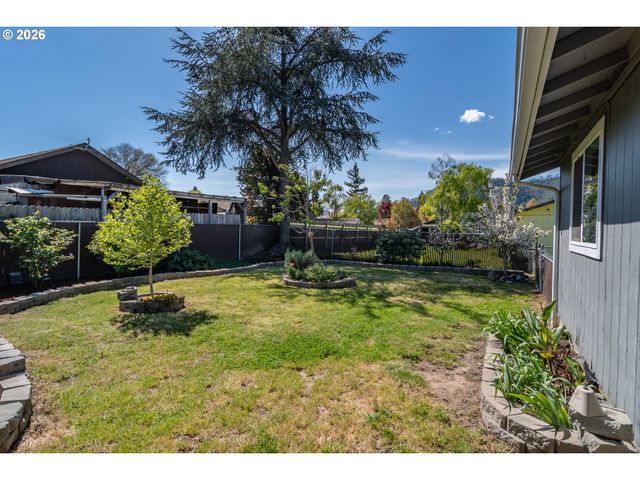 184 CHADWICK Ln, Myrtle Creek, OR 97457