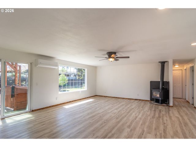 184 CHADWICK Ln, Myrtle Creek, OR 97457