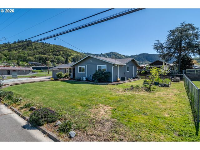 184 CHADWICK Ln, Myrtle Creek, OR 97457