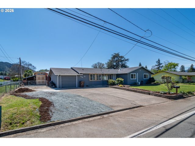 184 CHADWICK Ln, Myrtle Creek, OR 97457