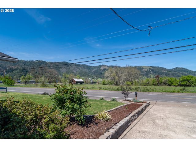 184 CHADWICK Ln, Myrtle Creek, OR 97457