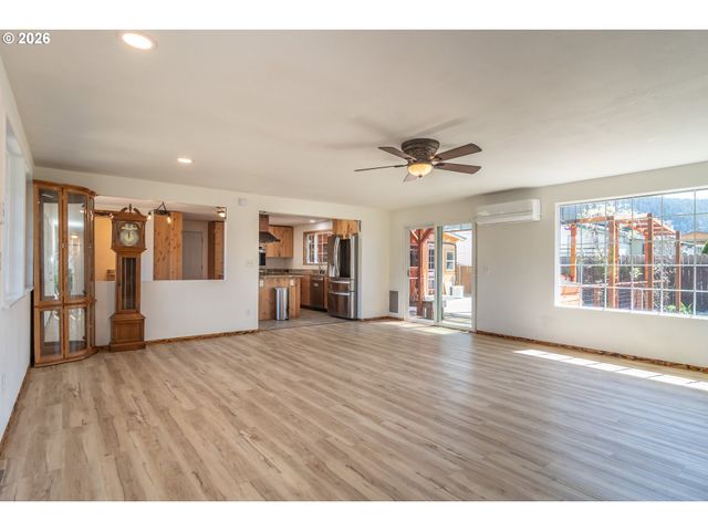 184 CHADWICK Ln, Myrtle Creek, OR 97457