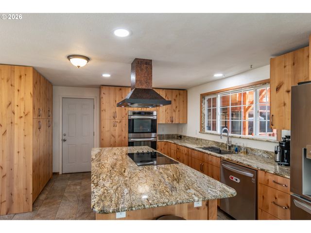 184 CHADWICK Ln, Myrtle Creek, OR 97457