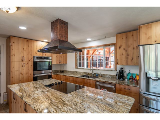 184 CHADWICK Ln, Myrtle Creek, OR 97457