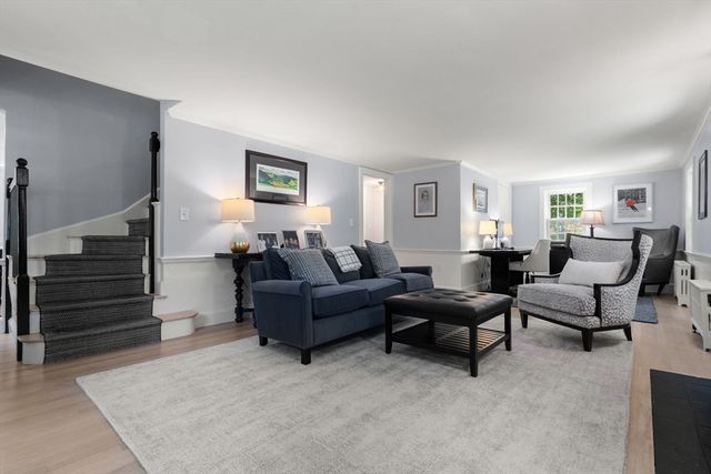 4 Arnold Rd, Wellesley, MA 02481