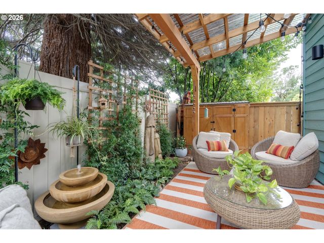 1420 Se CLAYBOURNE St C, Portland, OR 97202
