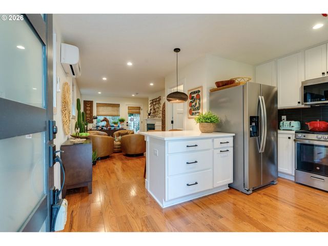 1420 Se CLAYBOURNE St C, Portland, OR 97202